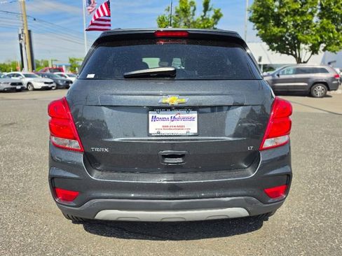 Used 2018 Chevrolet Trax LT w/ Sun & Sound Package FWD image 4