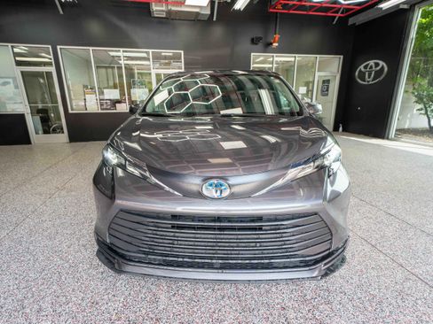 Used 2025 Toyota Sienna XLE w/ XLE Plus Package AWD/4WD image 6