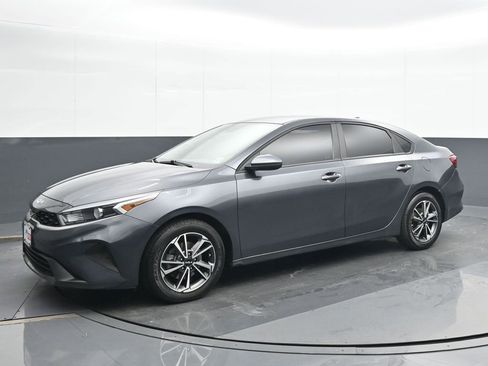 Used 2022 Kia Forte LXS image 2