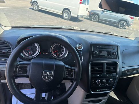 Used 2017 Dodge Grand Caravan SE FWD image 17