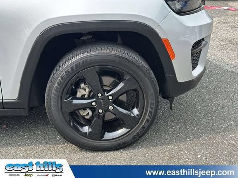 Used 2023 Jeep Grand Cherokee Altitude AWD/4WD image 9