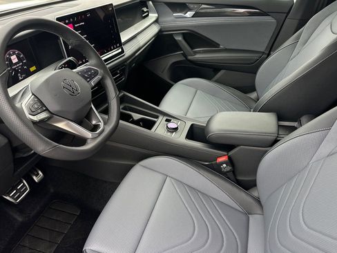 New 2026 Volkswagen Tiguan SE R-Line FWD image 8