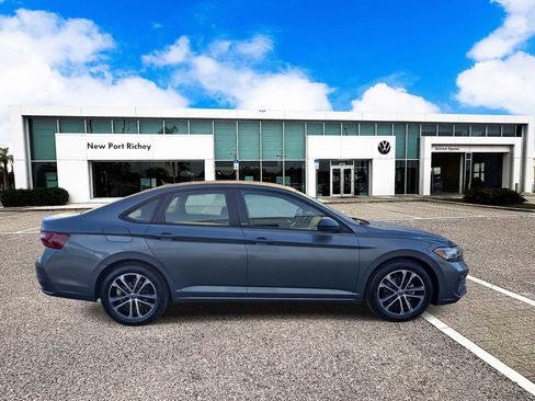 Used 2024 Volkswagen Jetta Sport image 9