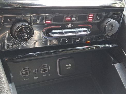 New 2025 Jeep Grand Cherokee Altitude image 10