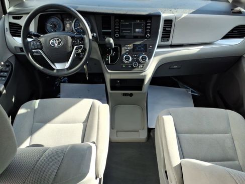 Used 2020 Toyota Sienna L image 8
