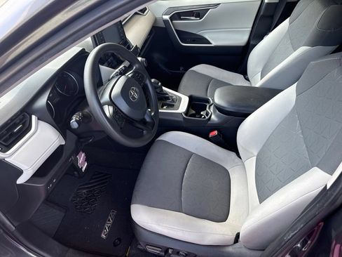 Used 2021 Toyota RAV4 XLE w/ Convenience Package FWD image 8