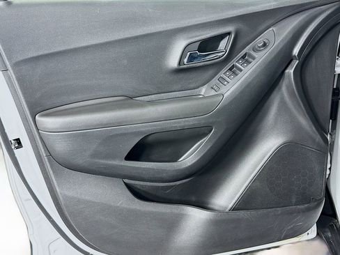 Used 2020 Chevrolet Trax LT w/ LT Convenience Package image 26