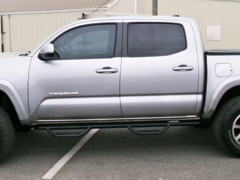 Used 2016 Toyota Tacoma TRD Sport w/ Towing Package AWD/4WD image 2