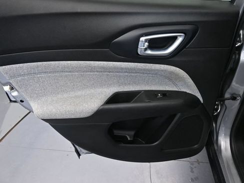 Used 2022 Jeep Compass Latitude FWD image 27