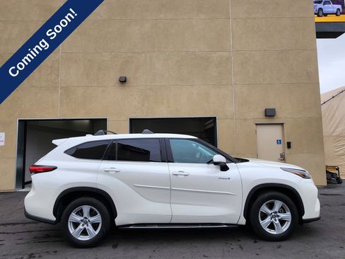 Used 2021 Toyota Highlander LE FWD image 8