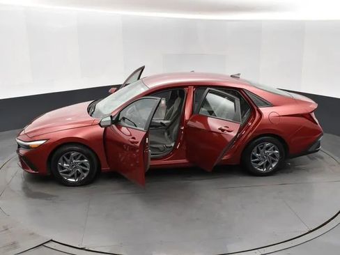 Used 2024 Hyundai Elantra SEL image 7