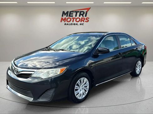 Used 2012 Toyota Camry LE image 2
