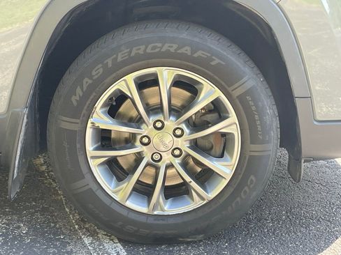 Used 2019 Jeep Cherokee Latitude Plus w/ Cold Weather Group AWD/4WD image 10