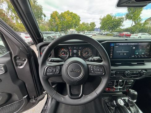 Used 2025 Jeep Wrangler Unlimited Rubicon AWD/4WD image 28