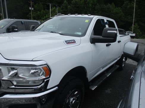 Used 2024 RAM 2500 Tradesman w/ Chrome Appearance Group AWD/4WD image 7