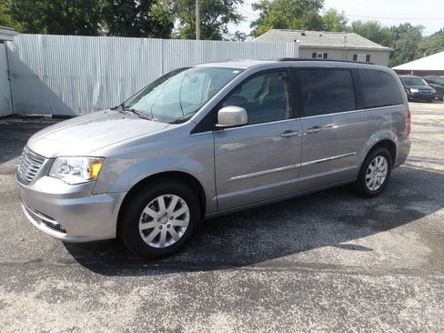 Used 2014 Chrysler Town & Country Touring FWD image 8