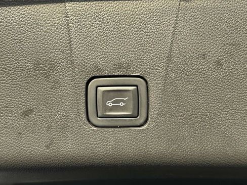 Used 2023 Chevrolet Traverse LT image 22