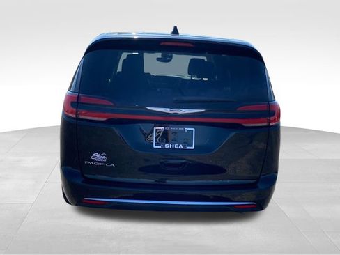 Used 2024 Chrysler Pacifica Touring-L FWD image 4