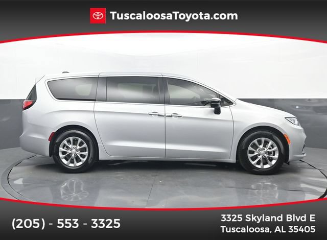 Used 2026 Chrysler Pacifica Limited FWD image 1