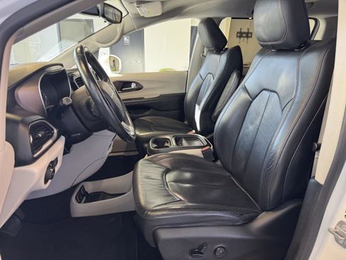 Used 2018 Chrysler Pacifica Touring-L w/ Tire & Wheel Group image 18
