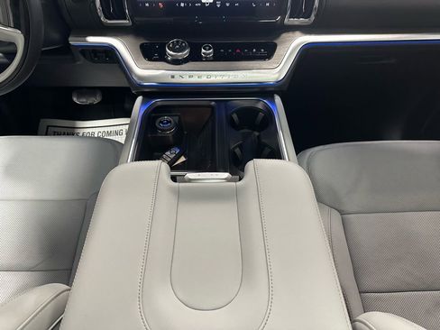 Used 2025 Ford Expedition Platinum image 32