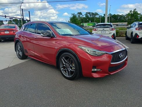 Used 2017 INFINITI QX30 Sport w/ Sport Leather Package FWD image 3