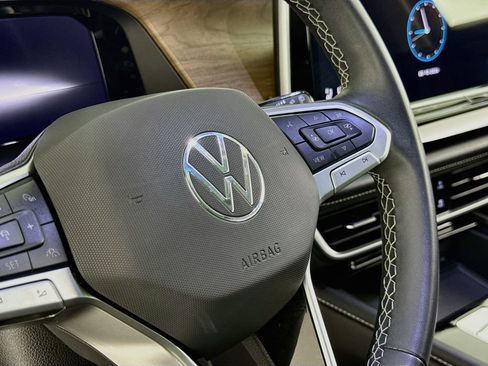 Used 2024 Volkswagen Atlas SE w/ Panoramic Sunroof Package FWD image 19