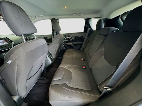 Used 2019 Jeep Cherokee Latitude w/ Cold Weather Group AWD/4WD image 21