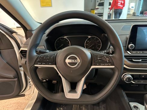 Used 2025 Nissan Altima 2.5 SV FWD image 22