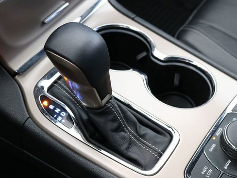 Used 2017 Jeep Grand Cherokee Limited w/ Luxury Group II image 55