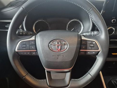 Certified 2025 Toyota Highlander XLE image 18