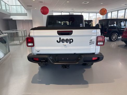 Used 2021 Jeep Gladiator Willys image 5