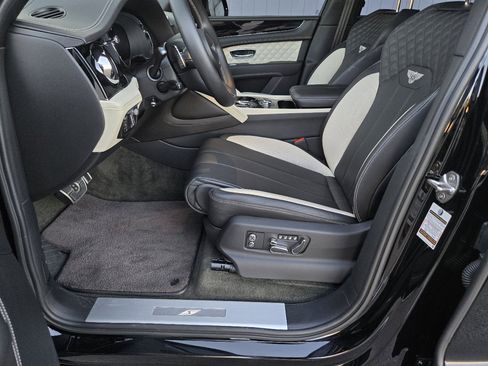 Used 2022 Bentley Bentayga image 36