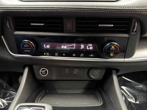 Used 2023 Nissan Rogue SV AWD/4WD image 19
