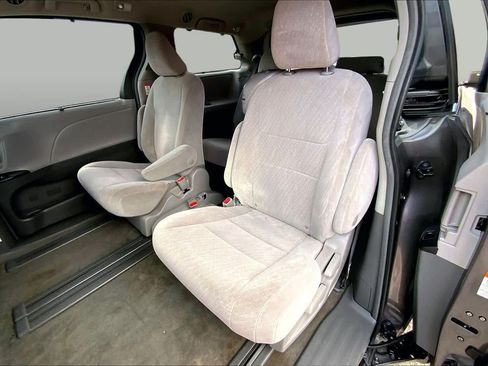 Used 2018 Toyota Sienna LE FWD image 20
