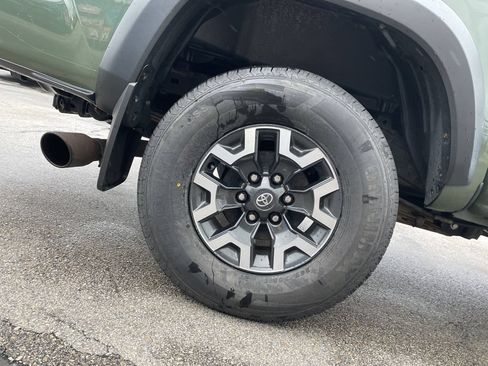 Used 2021 Toyota Tacoma TRD Off-Road w/ Technology Package AWD/4WD image 12