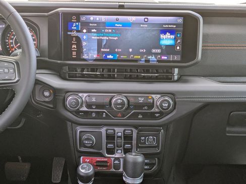 Used 2025 Jeep Gladiator Mojave image 18