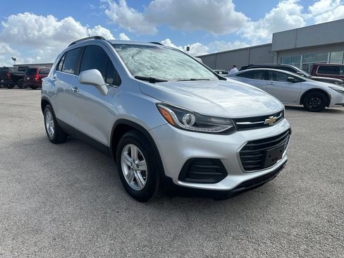 Used 2020 Chevrolet Trax LT w/ LT Convenience Package FWD image 1