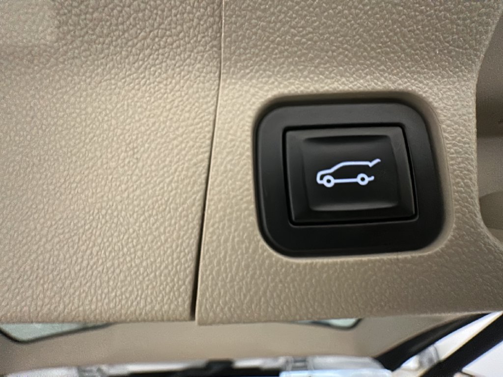 Used 2018 GMC Acadia Denali w/ Technology Package AWD/4WD image 29
