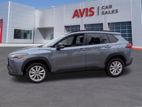Used 2025 Toyota Corolla Cross LE image 2