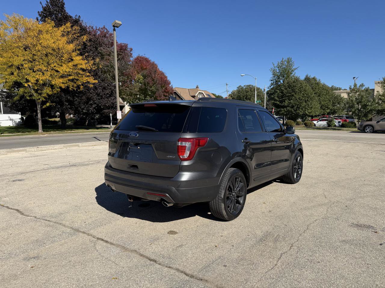 Used 2017 Ford Explorer XLT w/ XLT Technology Feature Bundle AWD/4WD image 7