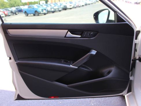 Used 2021 Volkswagen Passat 2.0T SE image 17