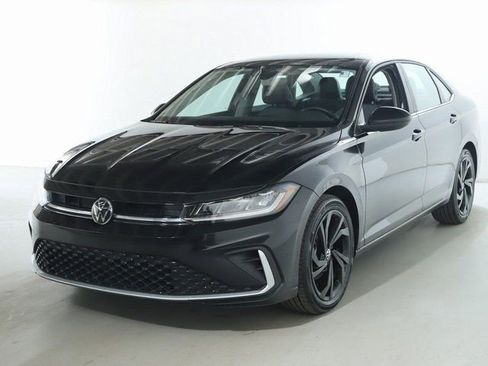 Used 2025 Volkswagen Jetta SE w/ Sunroof Package image 1