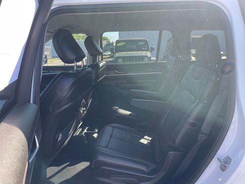 Used 2023 Jeep Grand Cherokee L Limited w/ Black Appearance Package AWD/4WD image 40