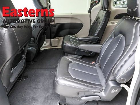 Used 2023 Chrysler Pacifica Touring-L image 22