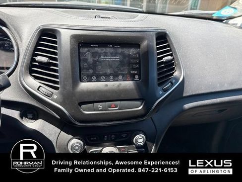 Used 2020 Jeep Cherokee Latitude Plus w/ Cold Weather Group AWD/4WD image 9
