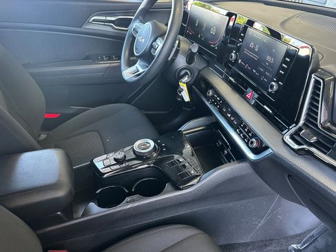 Used 2023 Kia Sportage LX image 15