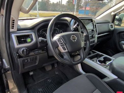 Used 2021 Nissan Titan SV w/ SV Convenience Package image 12