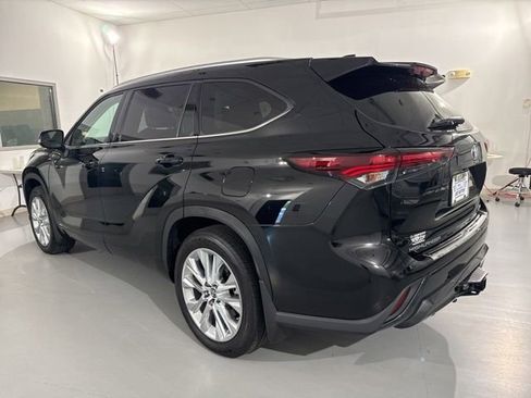 Used 2024 Toyota Highlander Limited AWD/4WD image 6