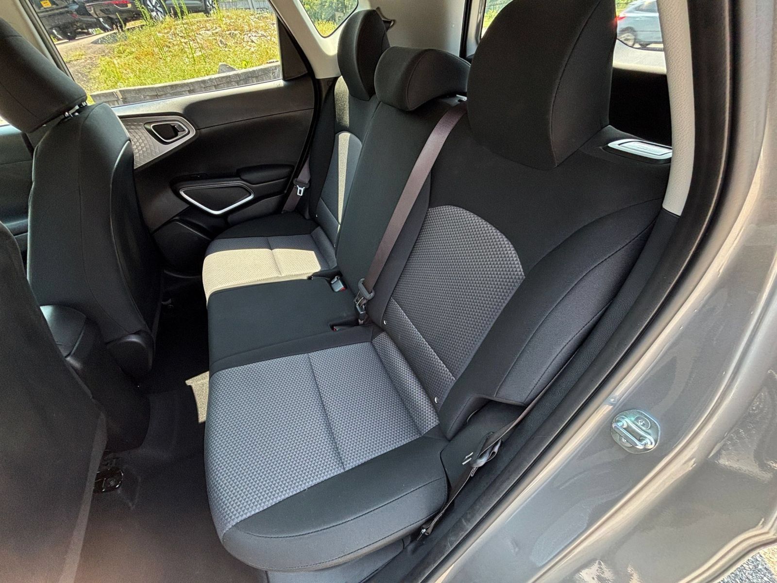 Used 2025 Kia Soul LX w/ LX Technology Package FWD image 33